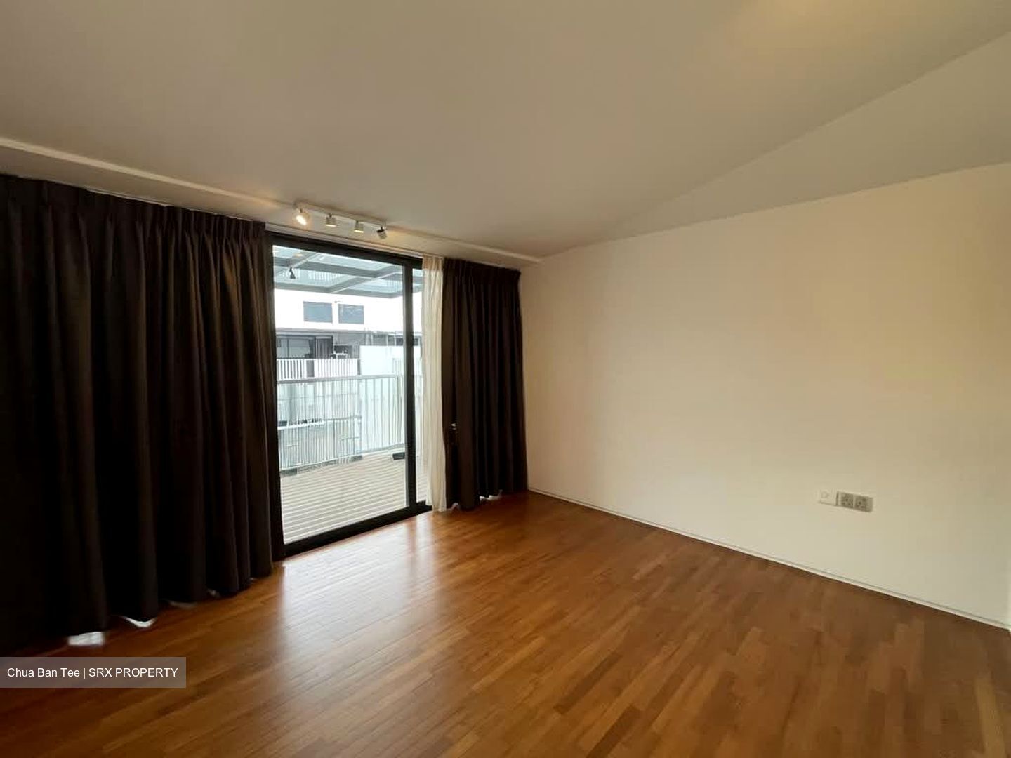Charlton 27 (D19), Terrace #561584291
